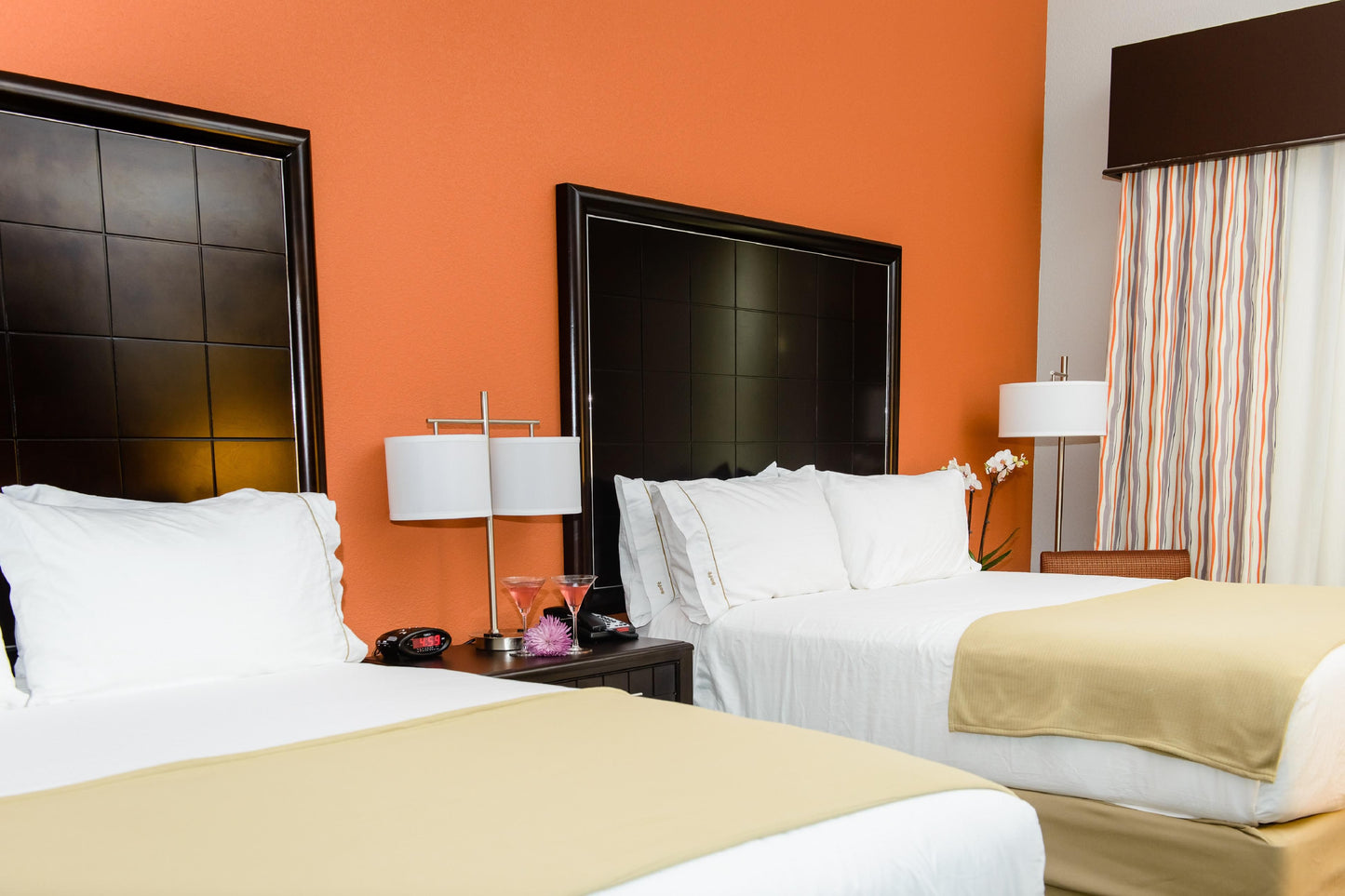 Grounds Pass + Holiday Inn Express & Suites Arboretum